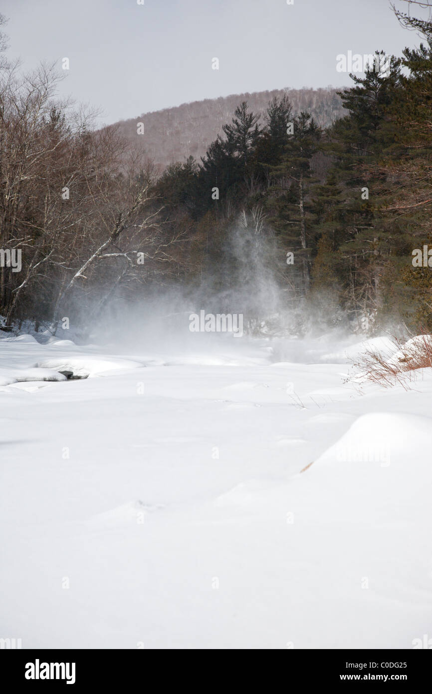Starke Winde Schlag Schnee über die East Branch der Pemigewasset River in der Pemigewasset Wildnis von Lincoln, New Hampshire Stockfoto