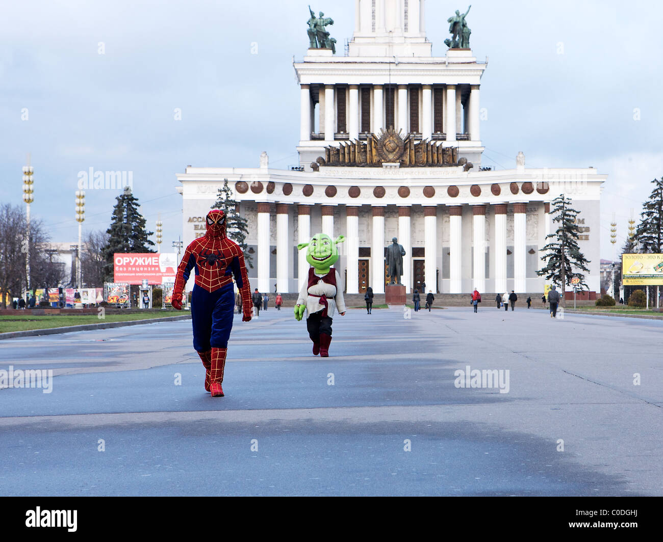 Spiderman, Shrek und Lenin an die VVT in Moskau, Russland.  Ein surreales Erlebnis! Stockfoto