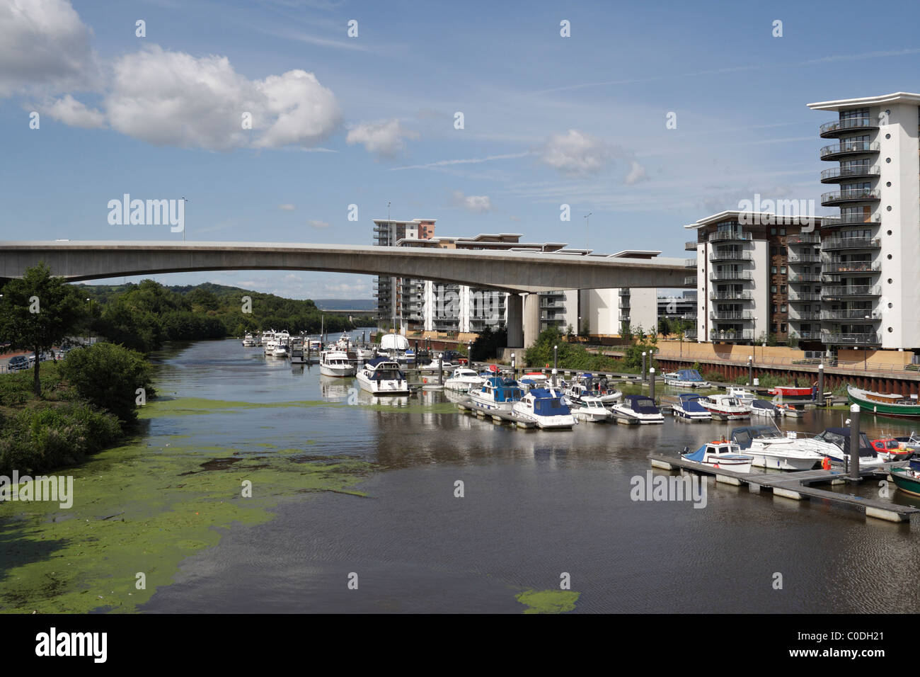 Boote am Ely River in Cardiff Bay Wales, UK Riverside, die Wohnungen beherbergen Stockfoto