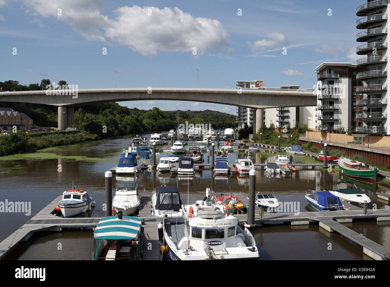 Boote in der Ely Fluss in der Bucht von Cardiff Wales UK Stockfoto