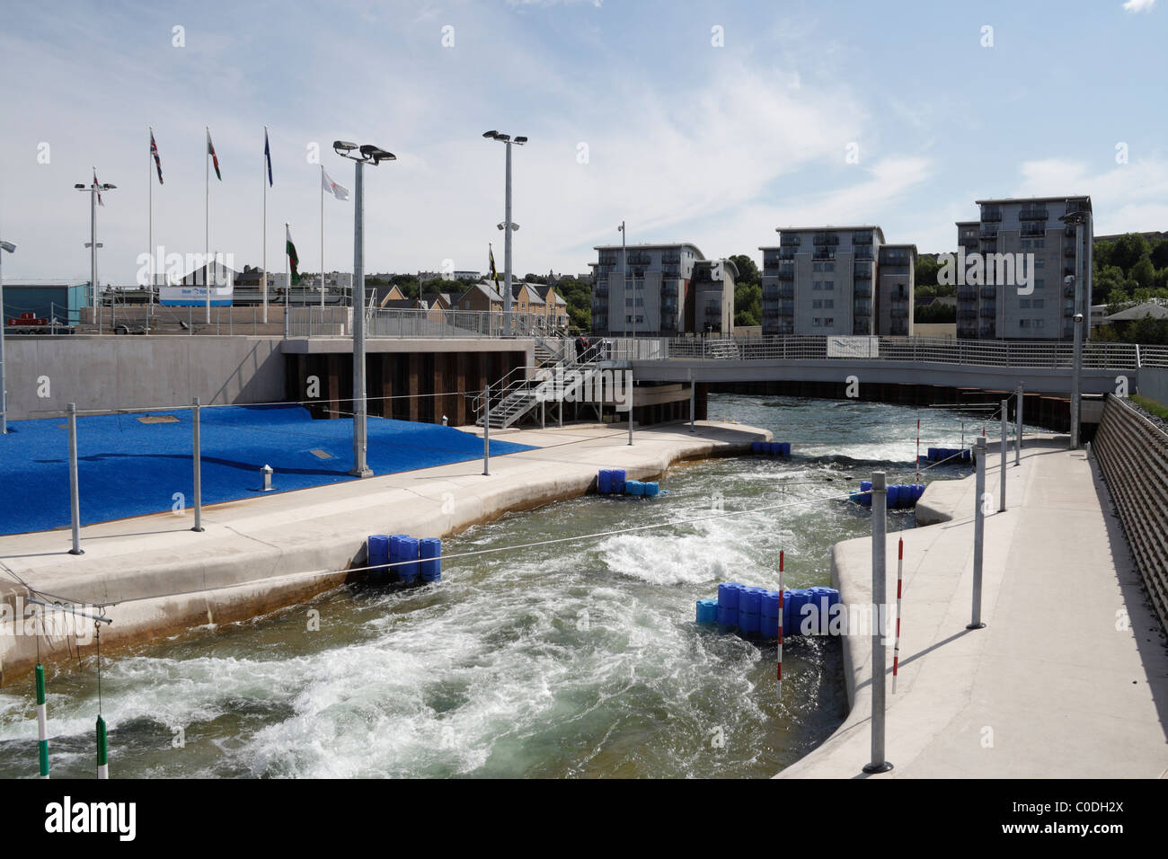 Cardiff International White Water Sports Centre. Cardiff Bay Wales Großbritannien. Sportdorf. Kajak-Slalom-Kurs Stockfoto