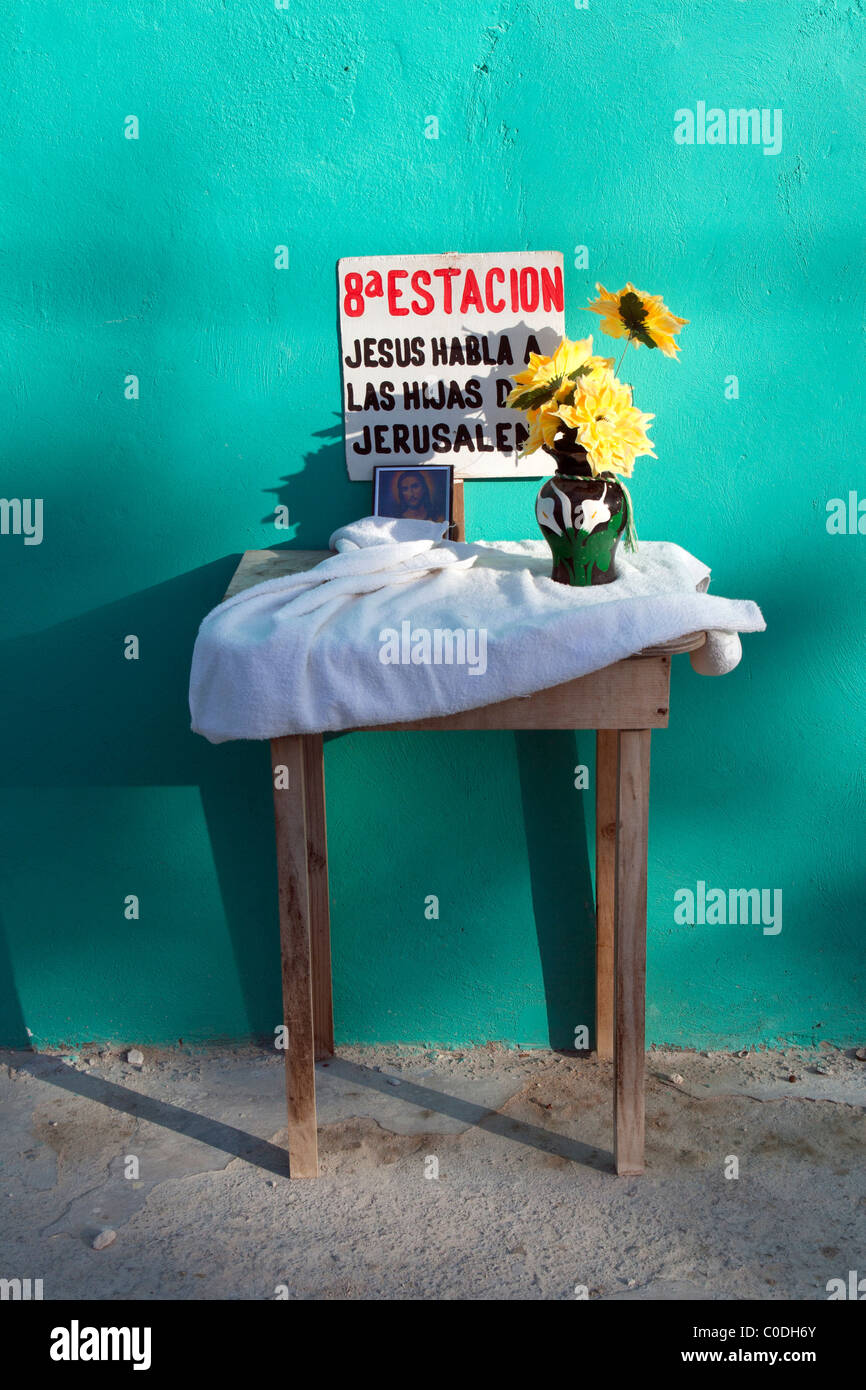 In einer kleinen Straße von Isla Holbox, Mexiko, eine rudimentäre Montage repräsentieren die 8. Station des Weges des Kreuzes. Stockfoto