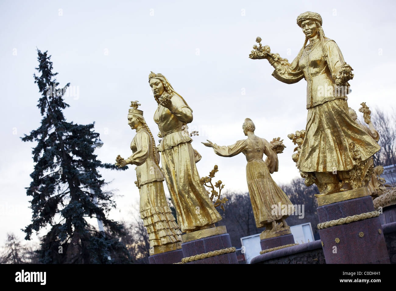 Vergoldete russische Mädchen am Brunnen der Freundschaft der Völker, die VVT, Moskau, Russland Stockfoto