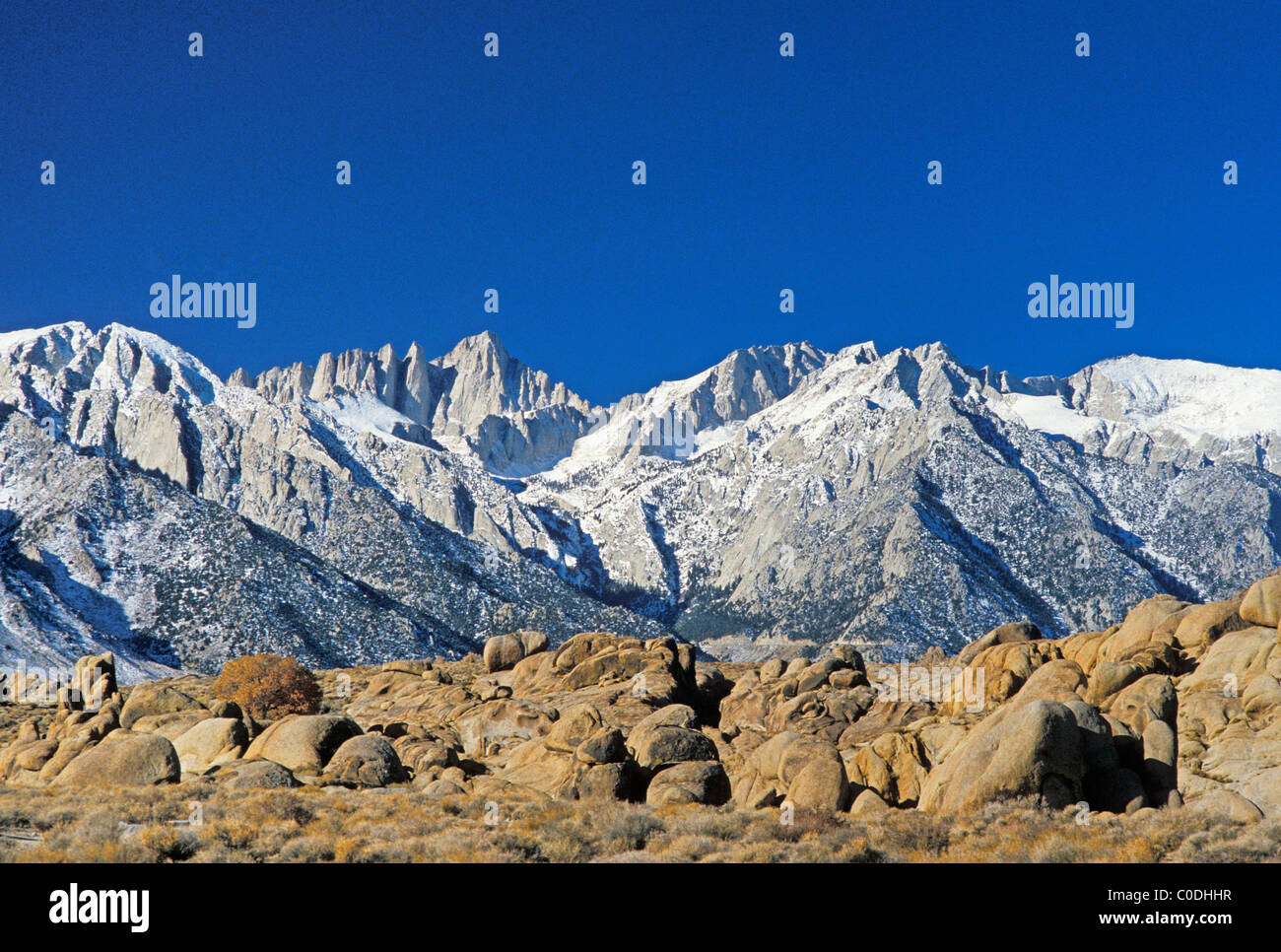 Mount Whitney und Whitney Portale, die Berge der Sierra Nevada, Kalifornien, mit Alabama Hills im Vordergrund. Stockfoto