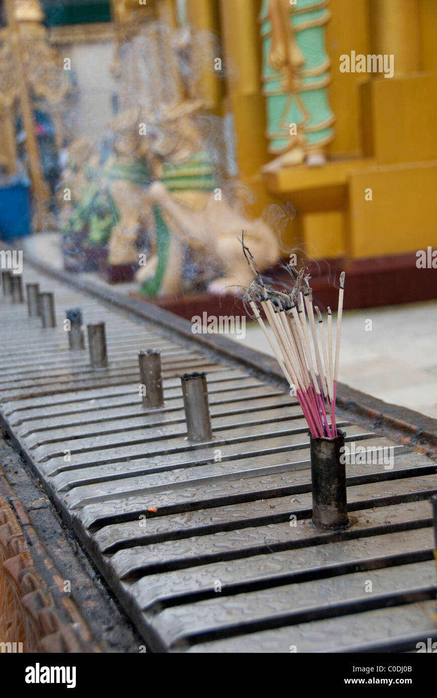 Myanmar (aka Burma), Yangon (aka Rangoon). Stupa Shewedagon, typische Schrein mit Weihrauch Angebot. Stockfoto