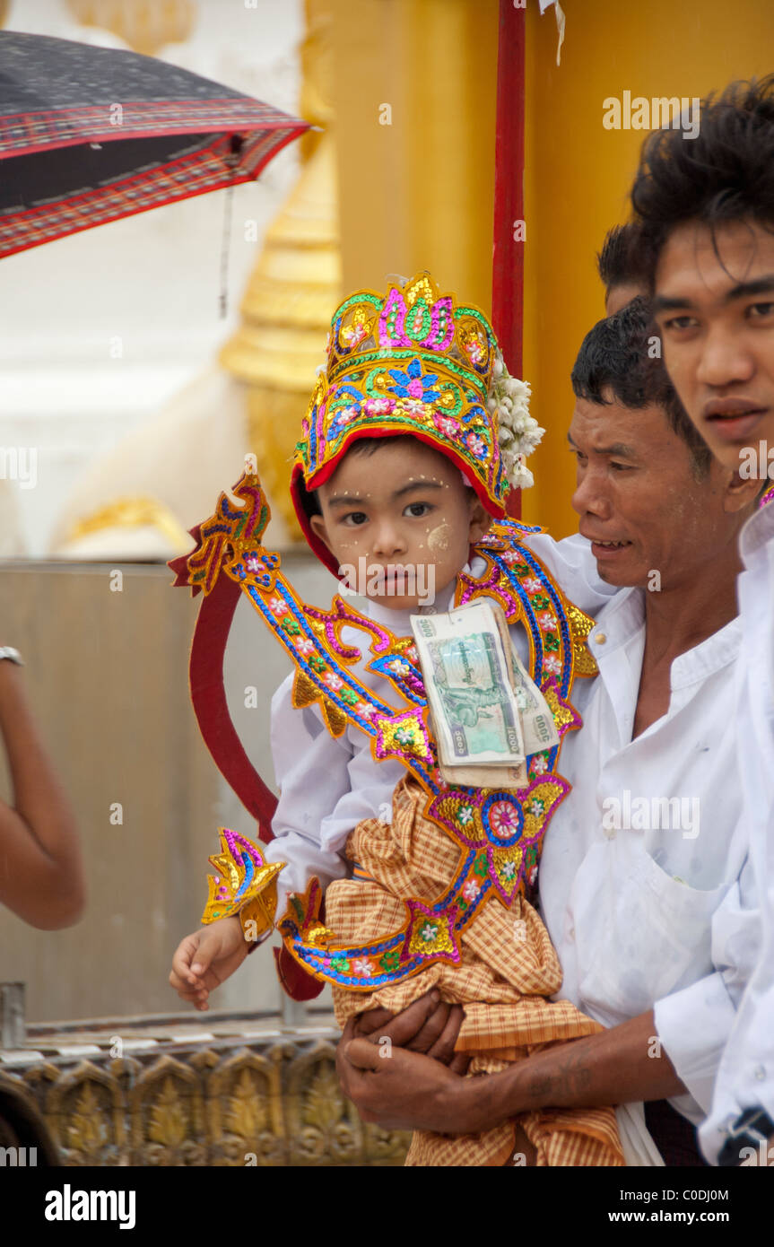 Myanmar (aka Burma), Yangon (aka Rangoon). Stupa Shewedagon. Novication Zeremonie oder Shinbyu. Stockfoto