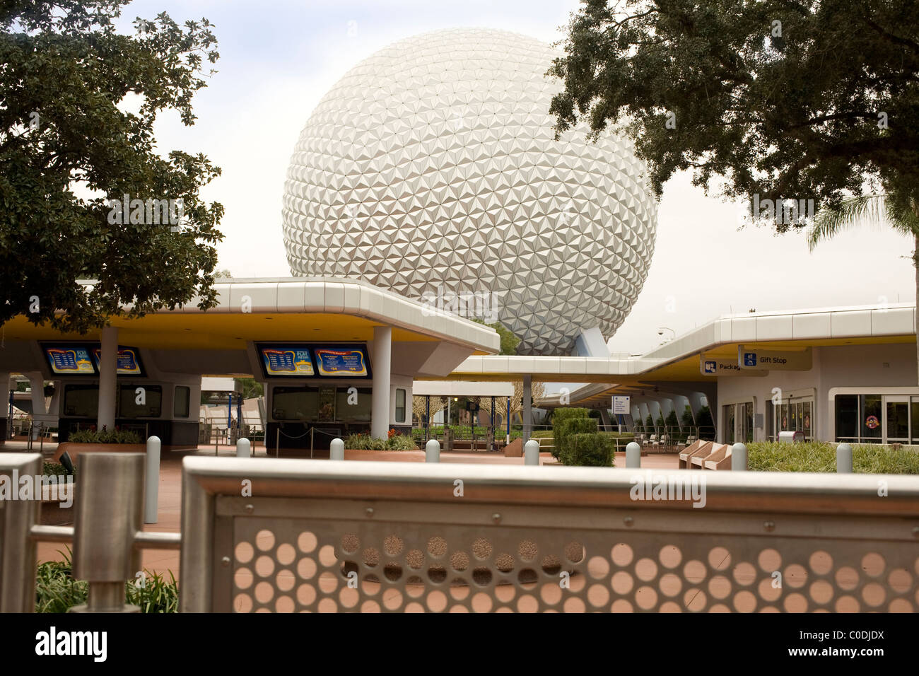 Die sehr erkennbar Spaceship Earth geodätische Kugel gesehen am Eingang des Epcot Themenpark Disney World, Orlando, Florida. Stockfoto