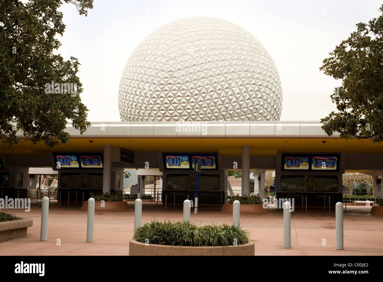 Die sehr erkennbar Spaceship Earth geodätische Kugel gesehen am Eingang des Epcot Themenpark Disney World, Orlando, Florida. Stockfoto