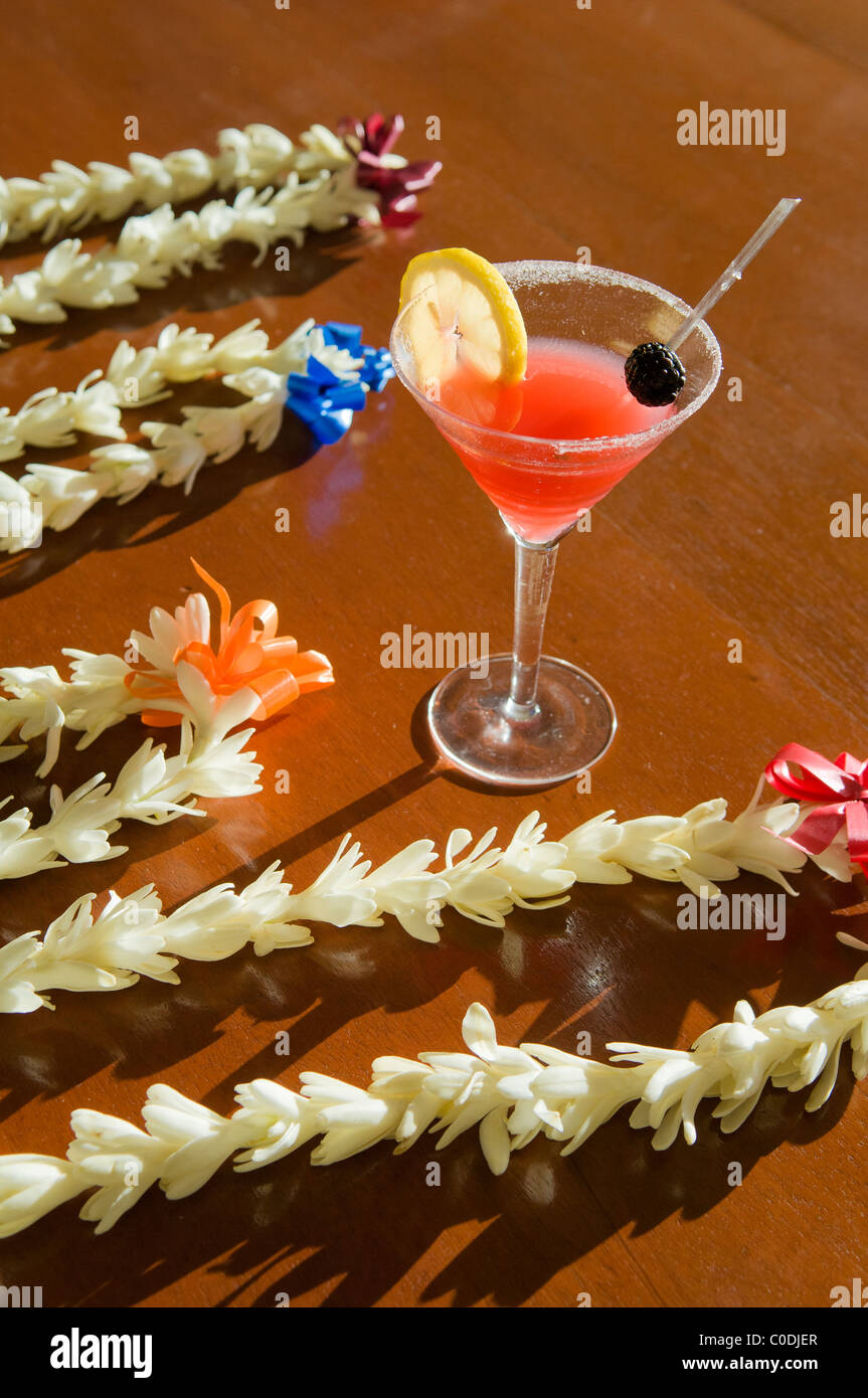 Tropischer cocktail und Tahitis Blumengirlanden, Wailea Beach Marriott Resort, Maui, Hawaii. Stockfoto