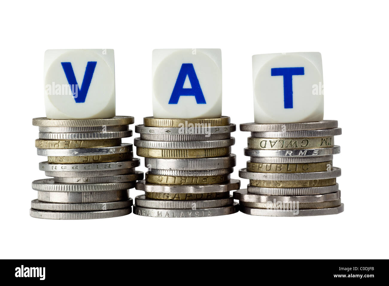 Stapel von Münzen mit den Buchstaben VAT isoliert auf weißem Hintergrund Stockfoto