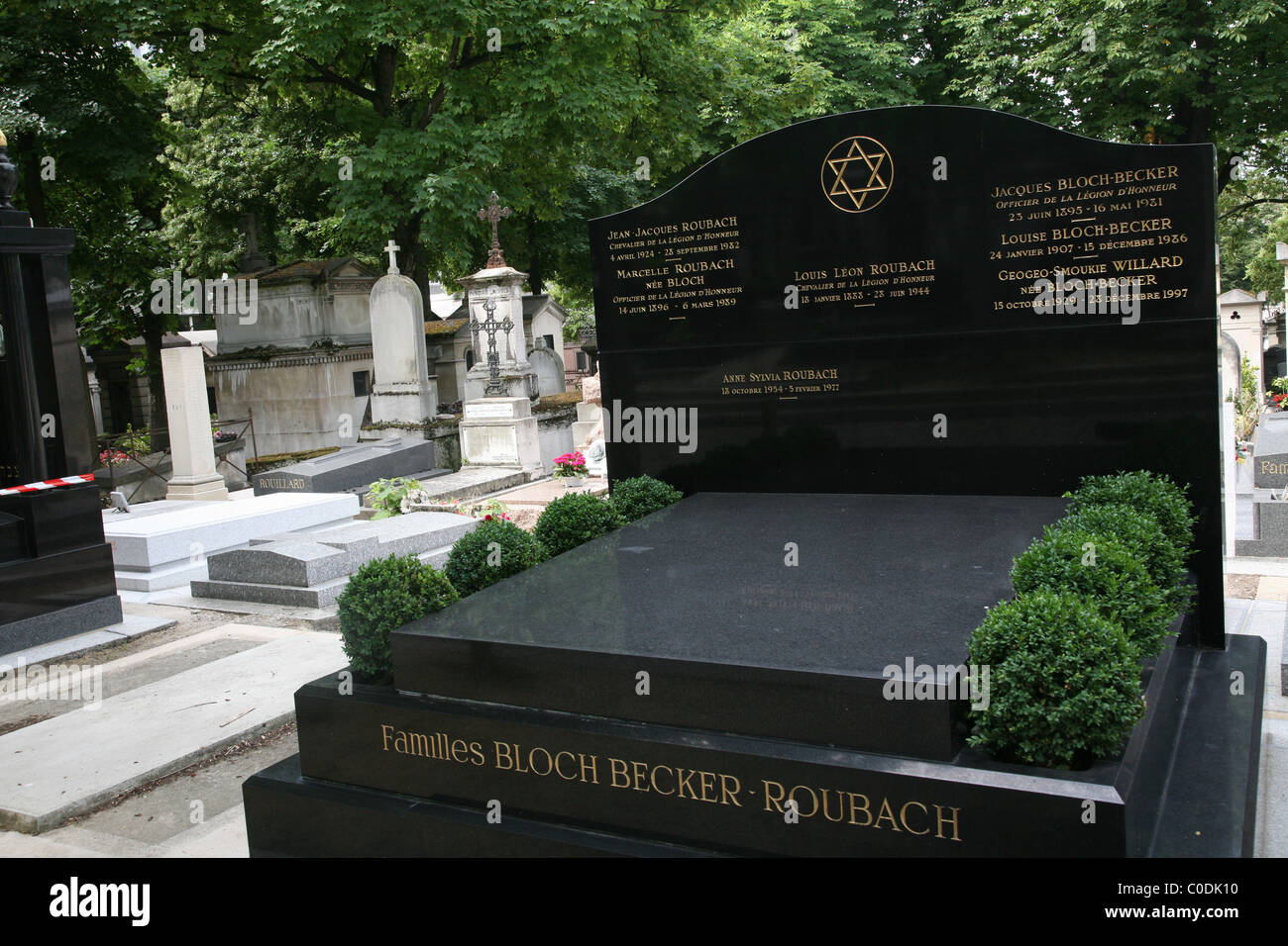 Gemischte jüdische und christliche Denkmäler am Friedhof Pere Lachaise in Paris Stockfoto