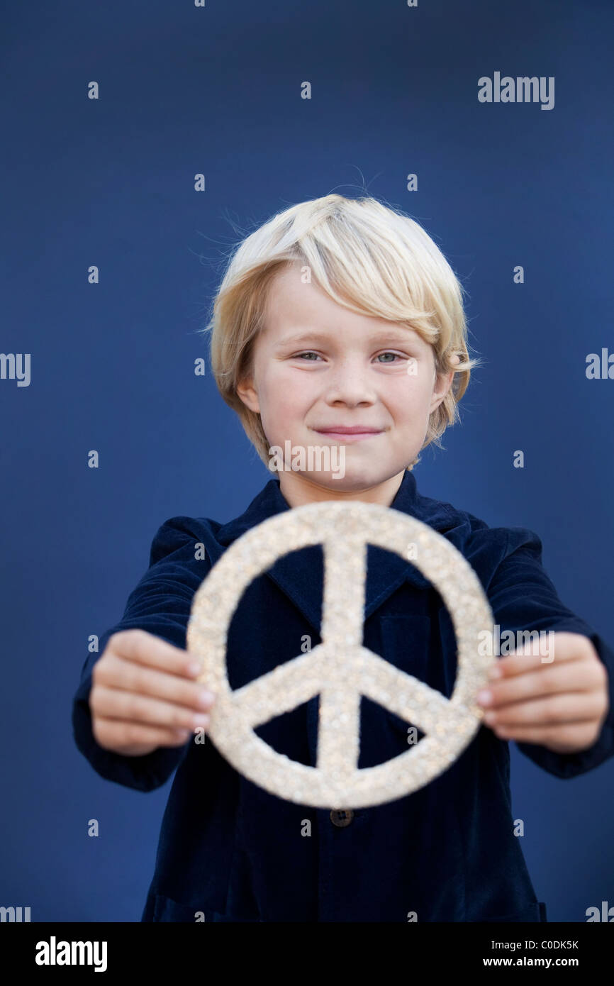 Kleine Junge Holding-Peace-Zeichen Stockfoto