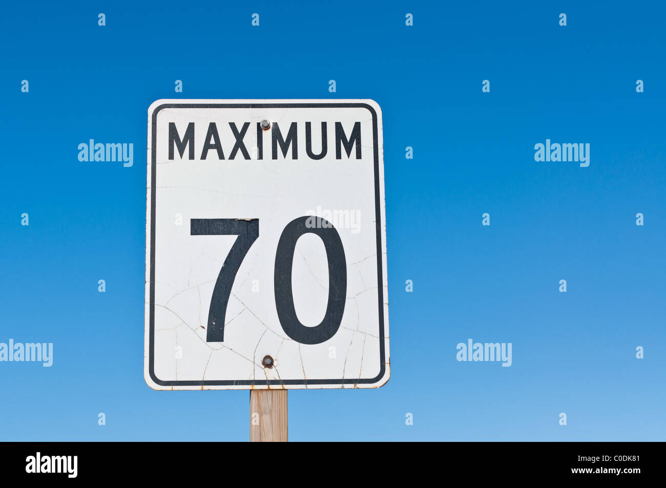 Ein Verkehrsschild mit rissige Oberfläche liest maximal 70 Stockfoto