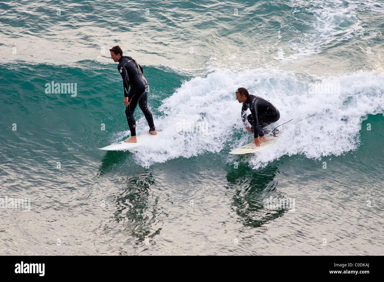 Zwei Surfer fangen eine Welle Stockfoto