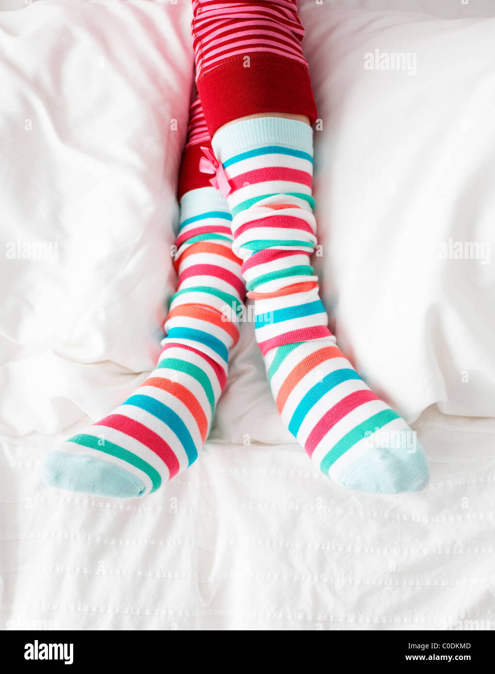 Mädchen tragen bunte gestreifte Socken Stockfotografie - Alamy