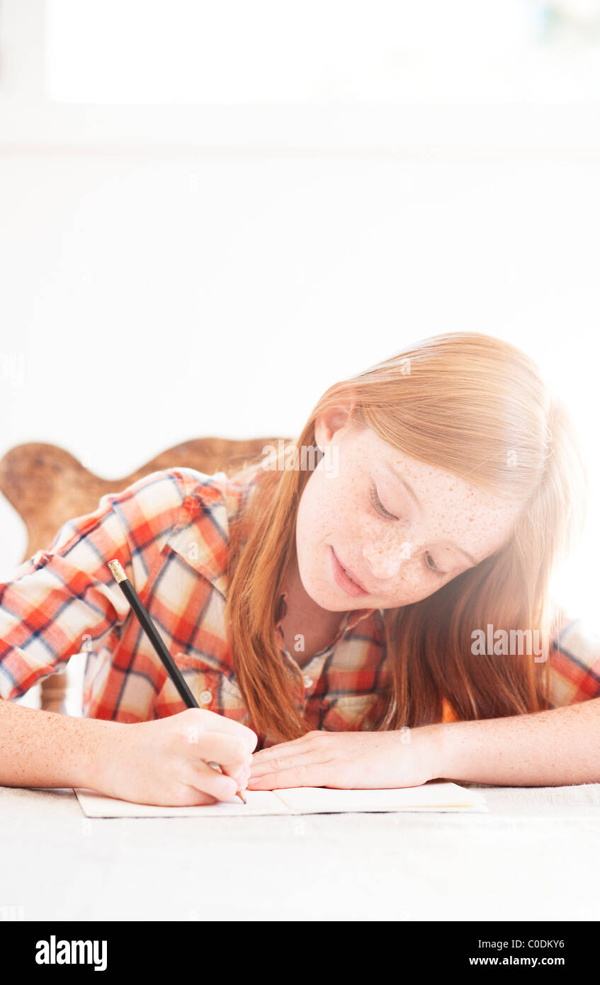 Rote Spitze Mädchen ihre Hausaufgaben Stockfoto