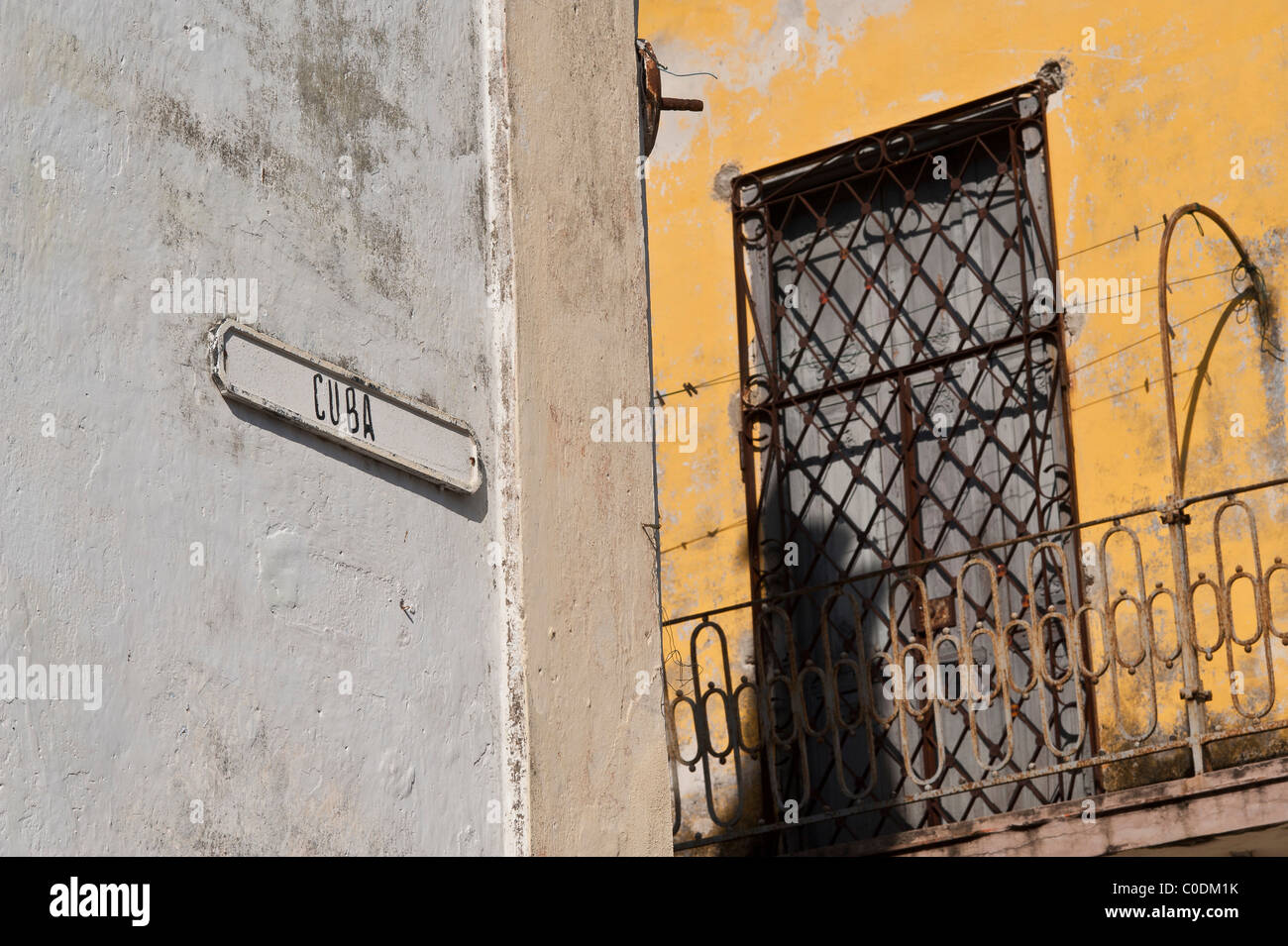 Kubanische Straßenszene in Alt-Havanna, Kuba.  Fassade des Gebäudes von der typischen alten Havanna-Architektur Stockfoto