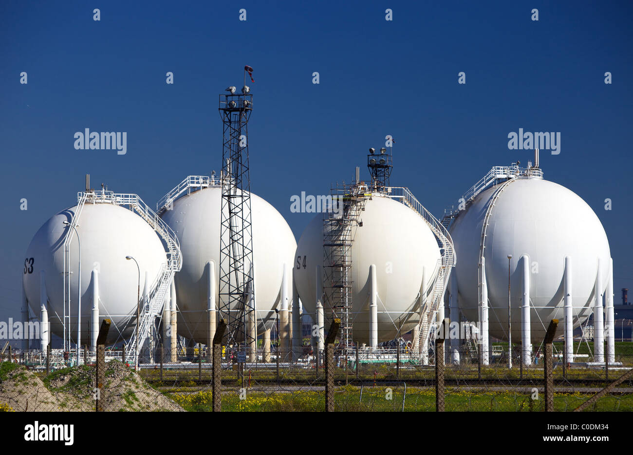 Weiße kugelförmige Lagertanks in einer petrochemischen Anlage Stockfoto