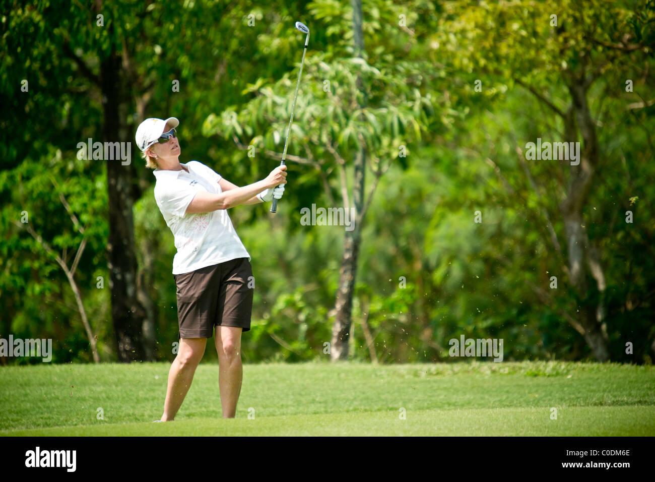 Karrie Webb (AUS) schlägt den Ball in Richtung Loch 2 am Finaltag Honda LPGA Thailand in Pattaya, Thailand Stockfoto