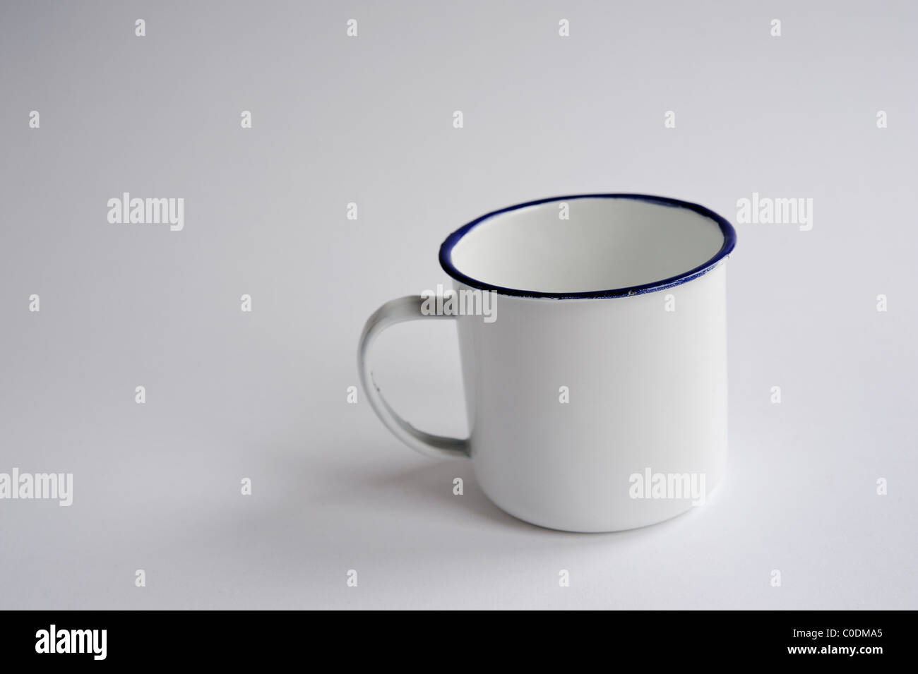 Weißer Emaille Becher mit blauem Rand Stockfoto