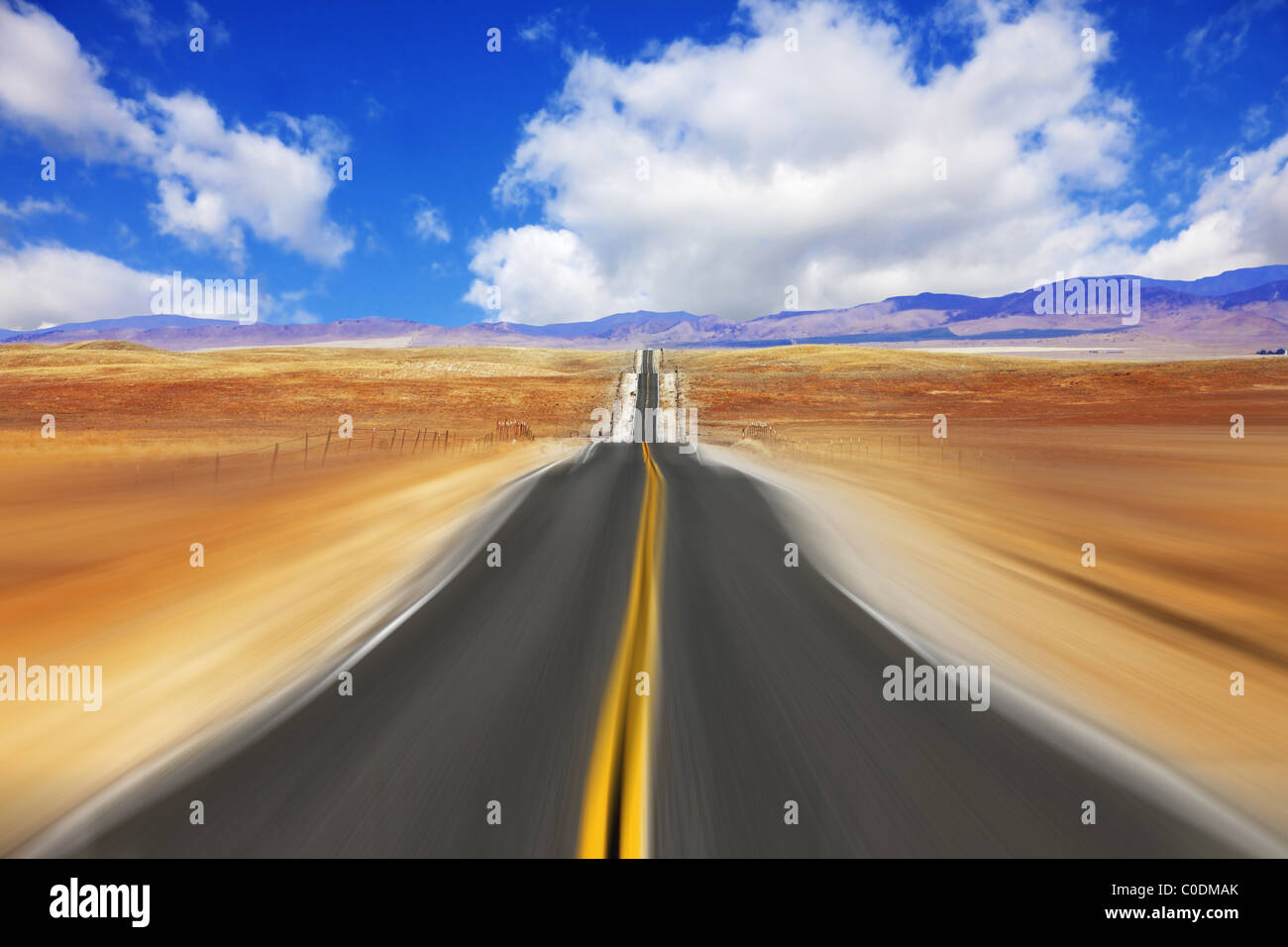 Mirage bei hoher Geschwindigkeit in Wüste Stockfoto