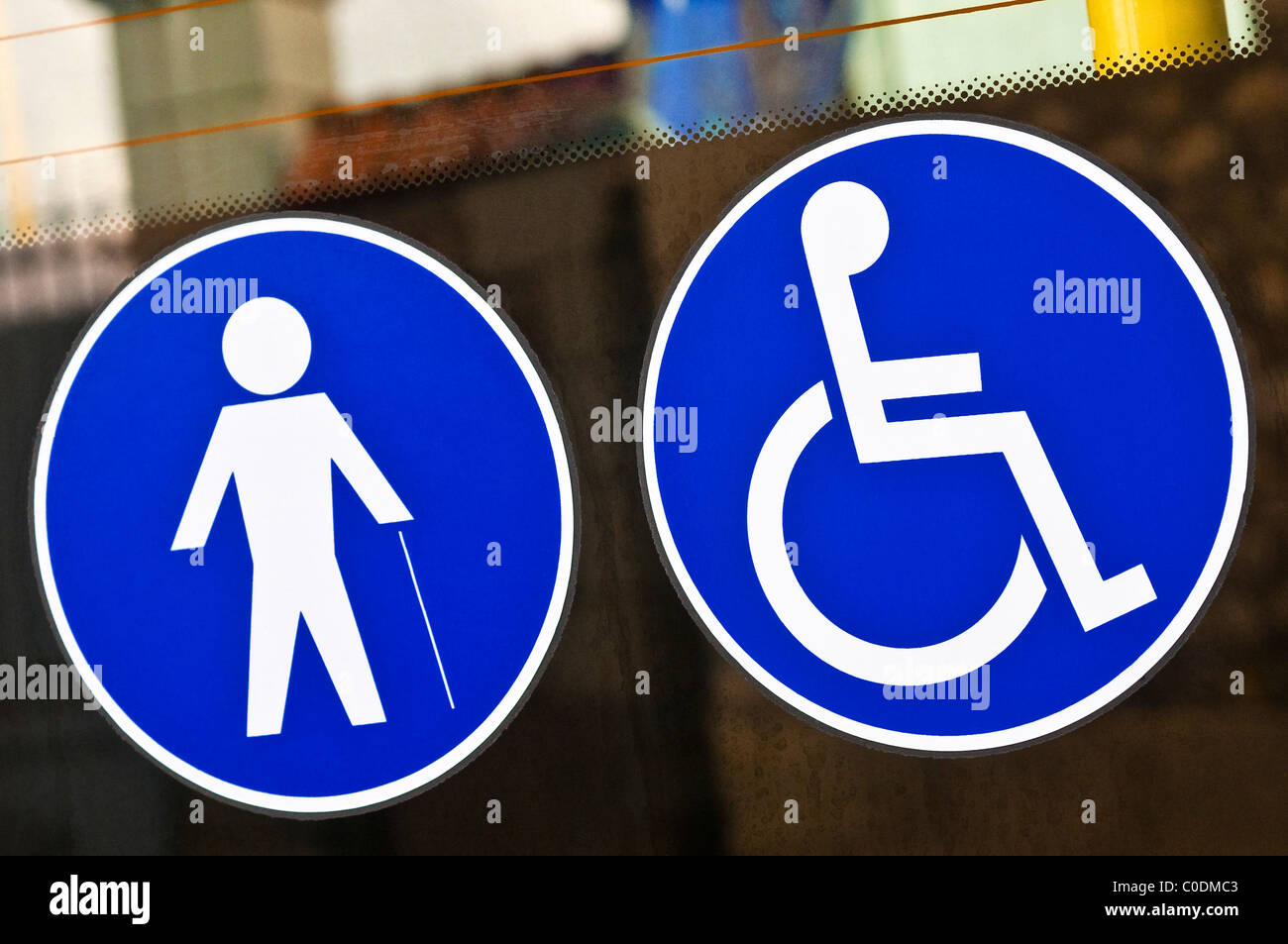 Behinderten Aufkleber auf der Tür des Bus - Frankreich. Stockfoto