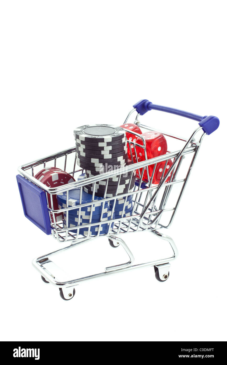 Pokerchips und Würfel im Einkaufswagen auf weißem Hintergrund. eine weitere ähnliche Aufnahmen zur Verfügung Stockfoto