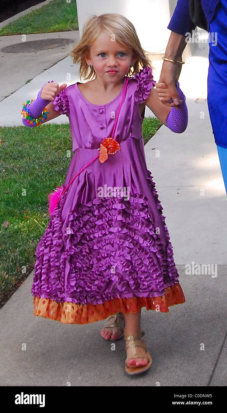 Heidi Klum und ihre Tochter Leni zu einer Geburtstagsfeier gehen. Heute