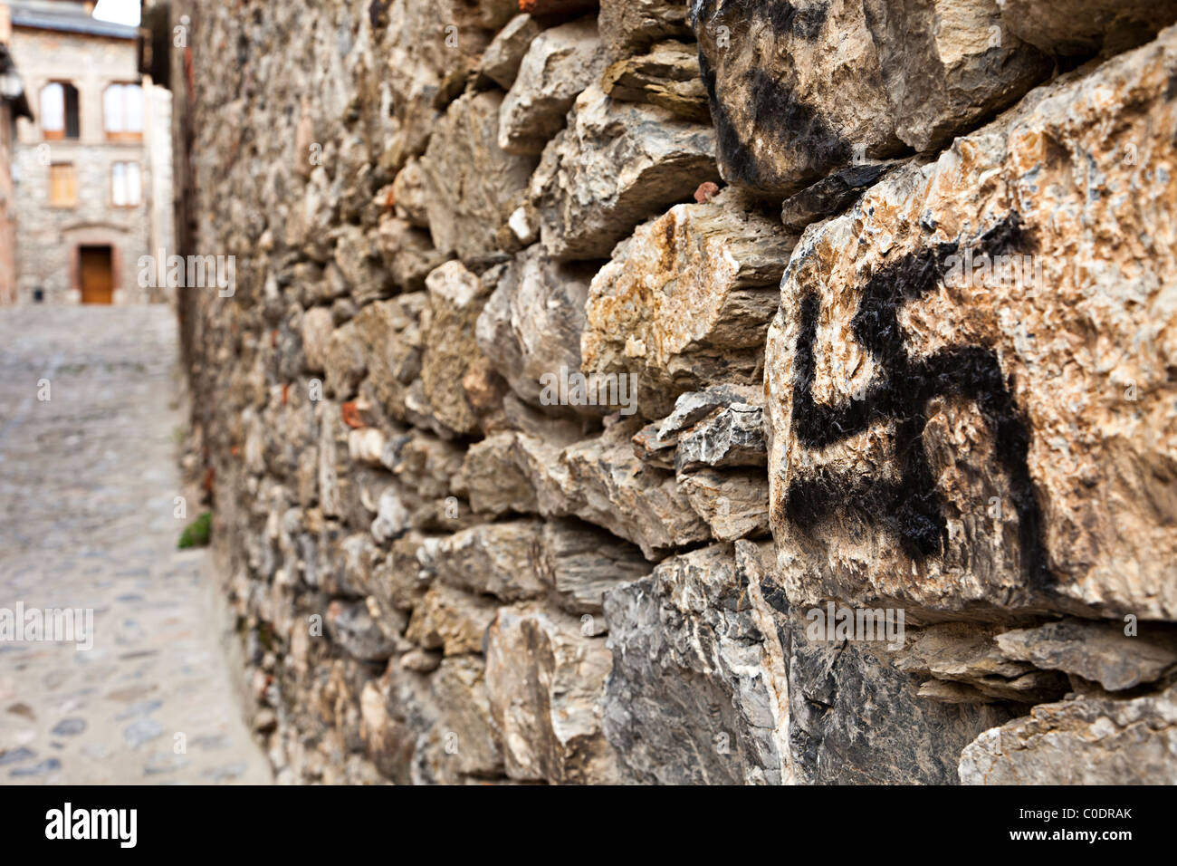 Hakenkreuz aufgemalt Wand Bellver de Cerdanya Catalunya Spanien Stockfoto