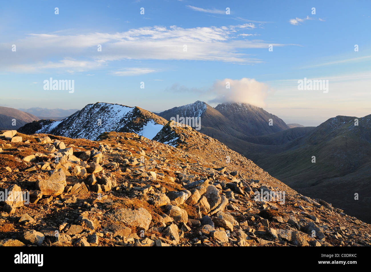 Grat der Beinn Dearg Mheadhonach, mit Garbh Bheinn und Bla Bheinn im Hintergrund, Isle Of Skye, Hebriden, Schottisches Hochland Stockfoto