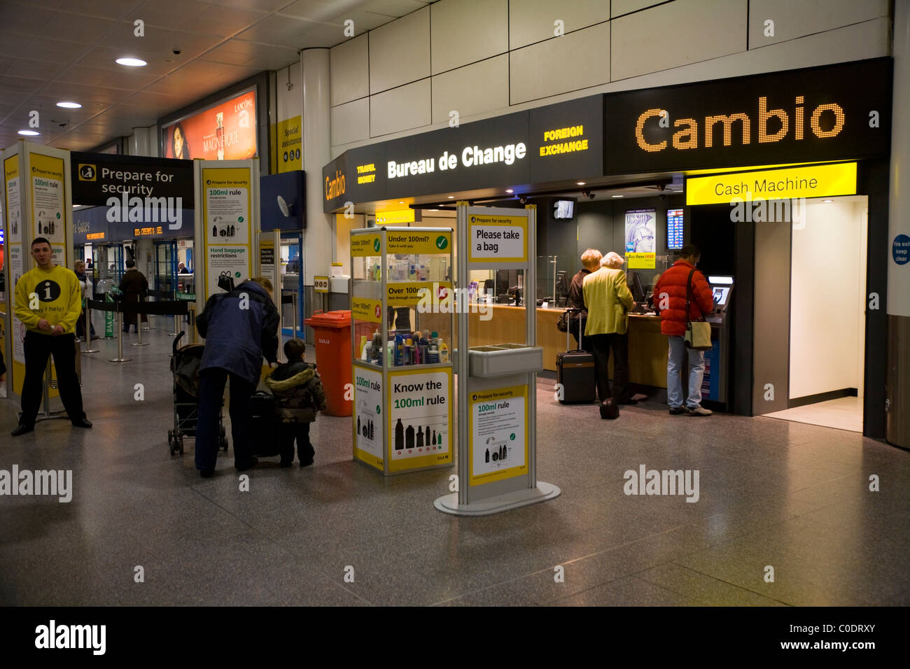 TTT Moneycorp Bureau de Change-Niederlassung in Ihrer Nähe die Passagier-Handgepäck-Sicherheits-Check. Flughafen Gatwick South Terminal. London. UK Stockfoto