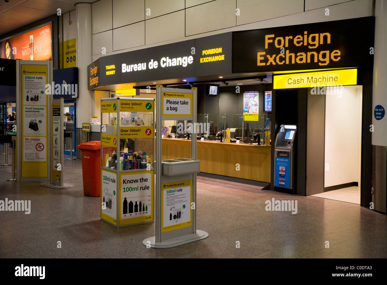 TTT Moneycorp Bureau de Change in der Nähe von dem Passagier-Handgepäck-Sicherheits-Check. Flughafen Gatwick South Terminal. London. UK Stockfoto