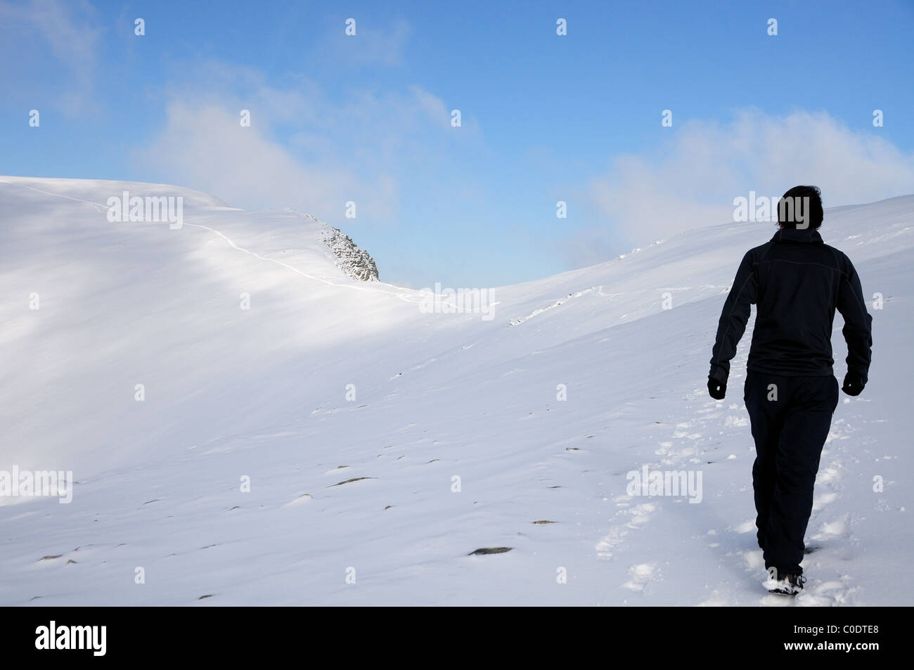 Walker, nähert sich des Gipfels des Lakelandpoeten im Winter im englischen Lake District Stockfoto