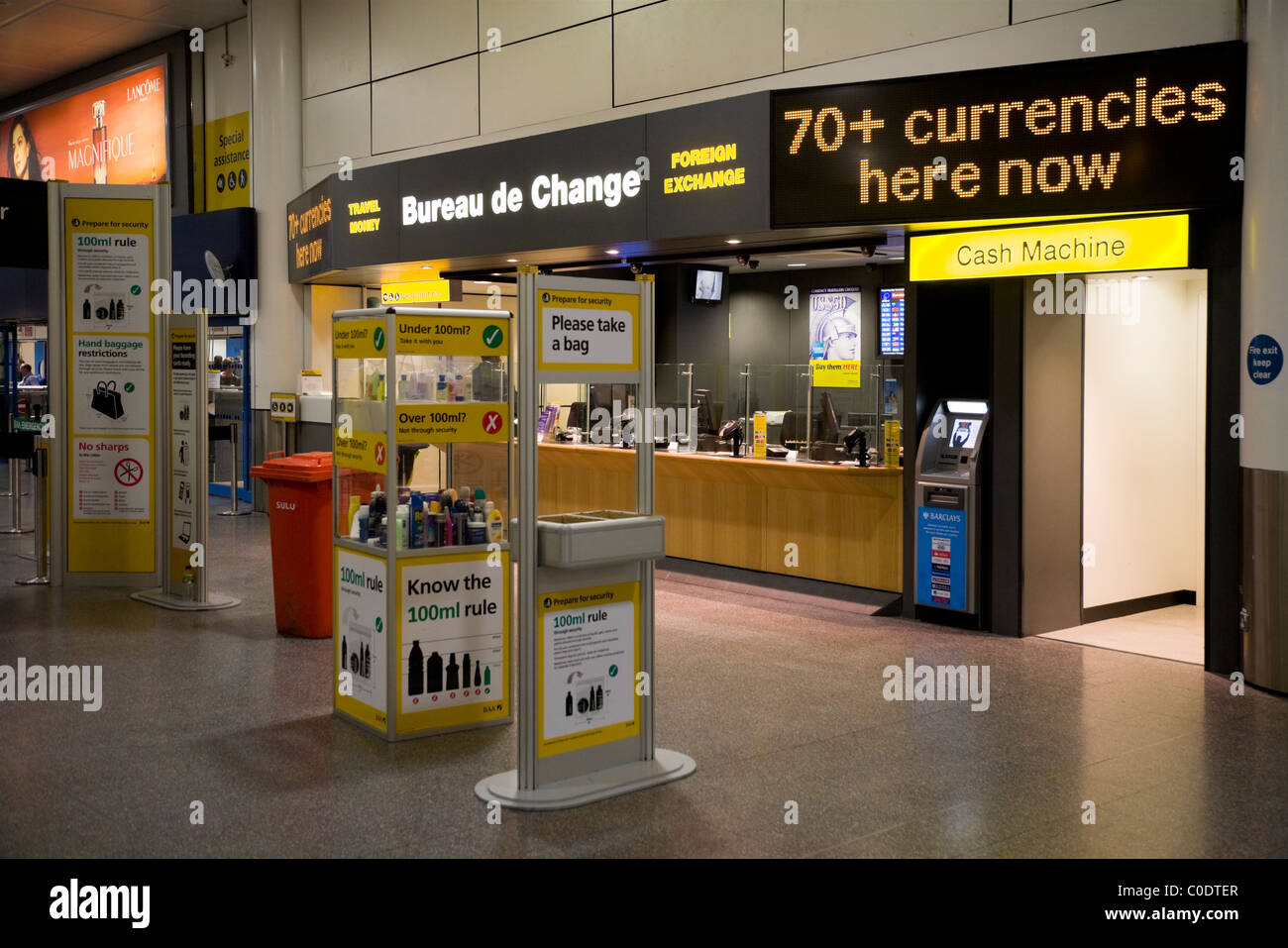 TTT Moneycorp Bureau de Change in der Nähe von dem Passagier-Handgepäck-Sicherheits-Check. Flughafen Gatwick South Terminal. London. UK Stockfoto