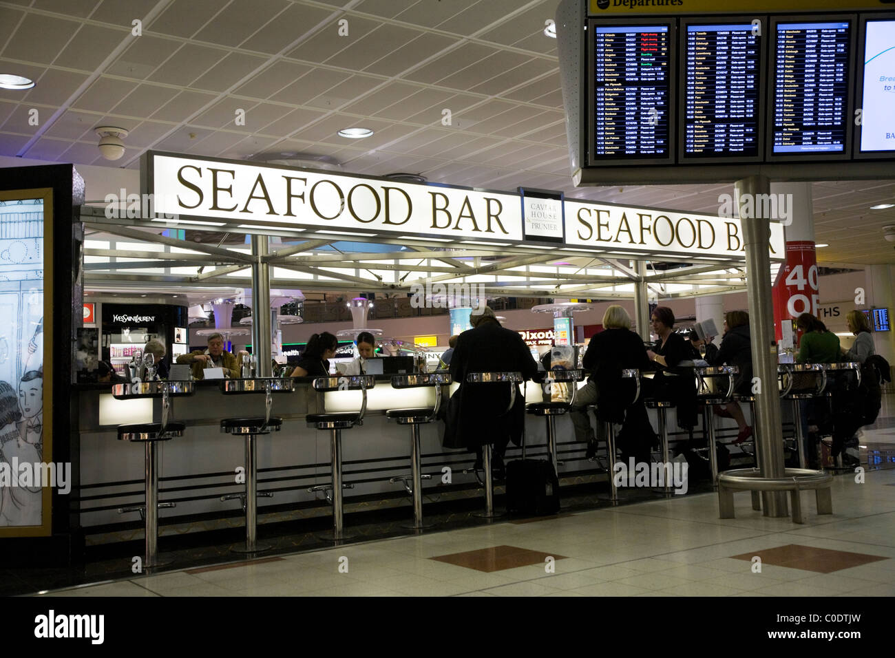 Fisch / Meeresfrüchte bar für abfliegende Passagiere / Menschen am Flughafen Gatwick South Terminal. London. VEREINIGTES KÖNIGREICH. Stockfoto