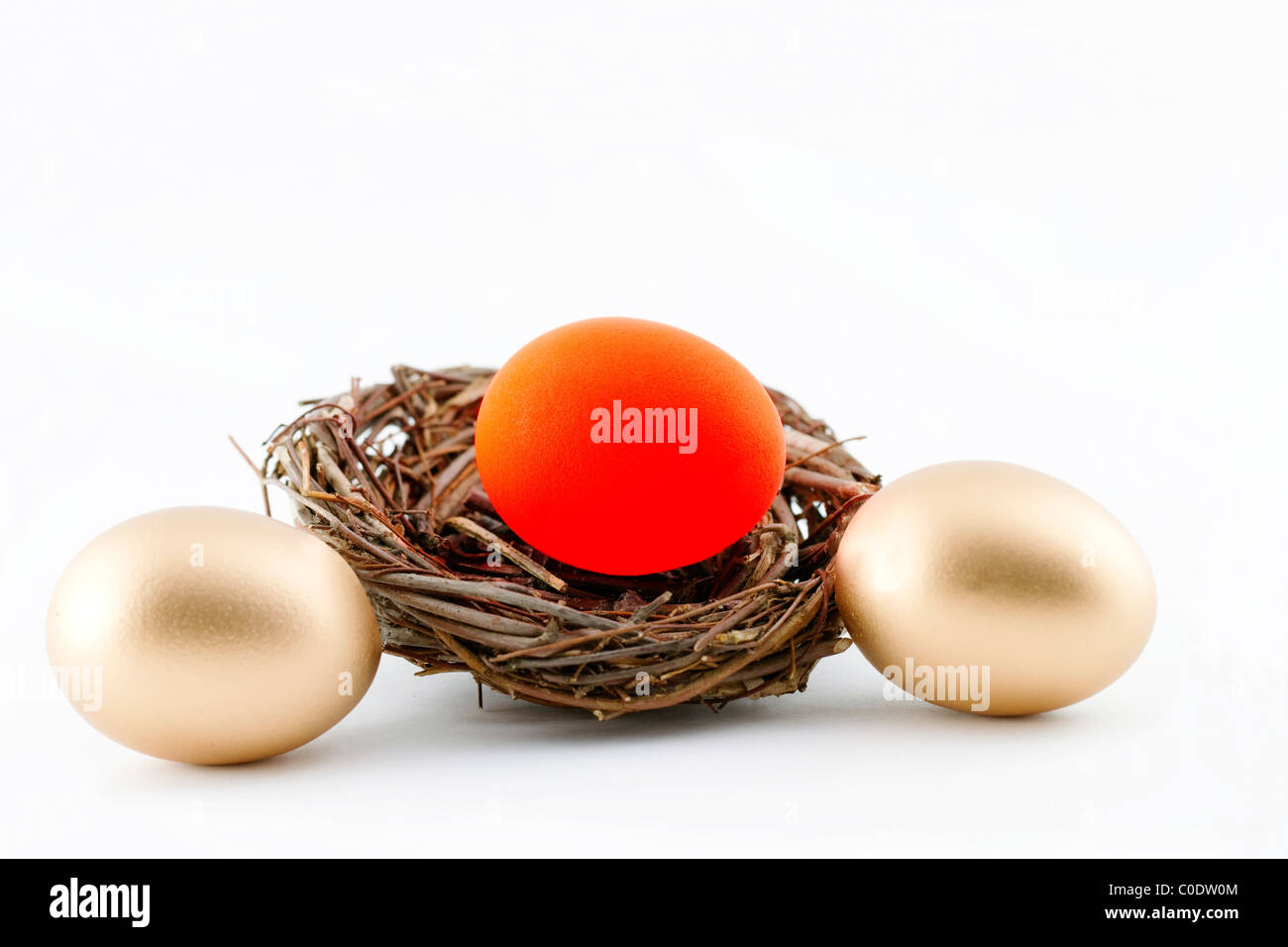 Finanzielle Folgen reflektiert in rot heiß, unruhigen Ei im Nest Zweig mit zwei, goldenen Eiern außerhalb Nest. Stockfoto