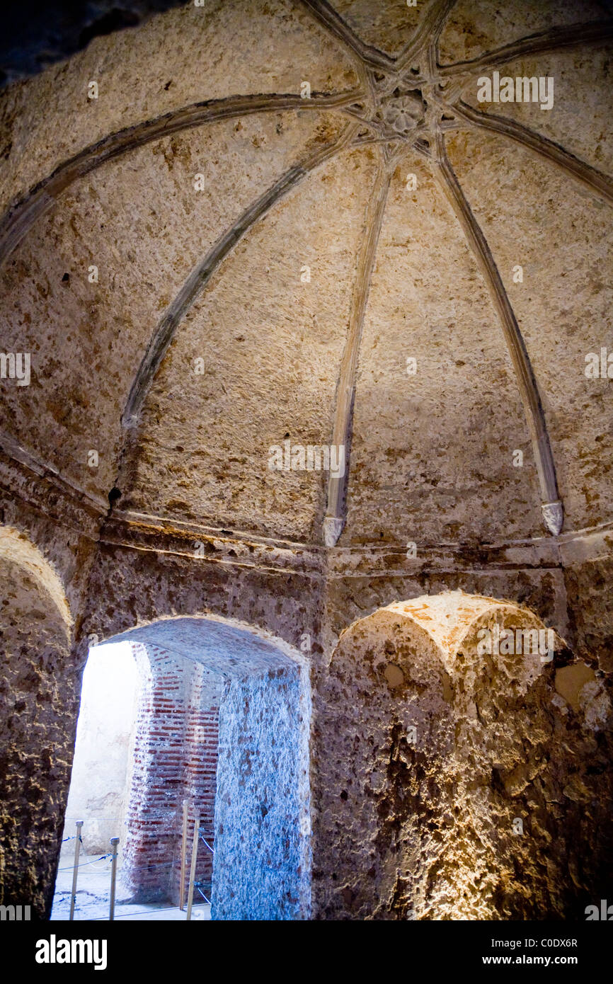 Kuppel / gewölbte Dach innen / innen / interne Decke innerhalb der maurischen Burg "Turm der Huldigung" auf den Felsen von Gibraltar. Stockfoto