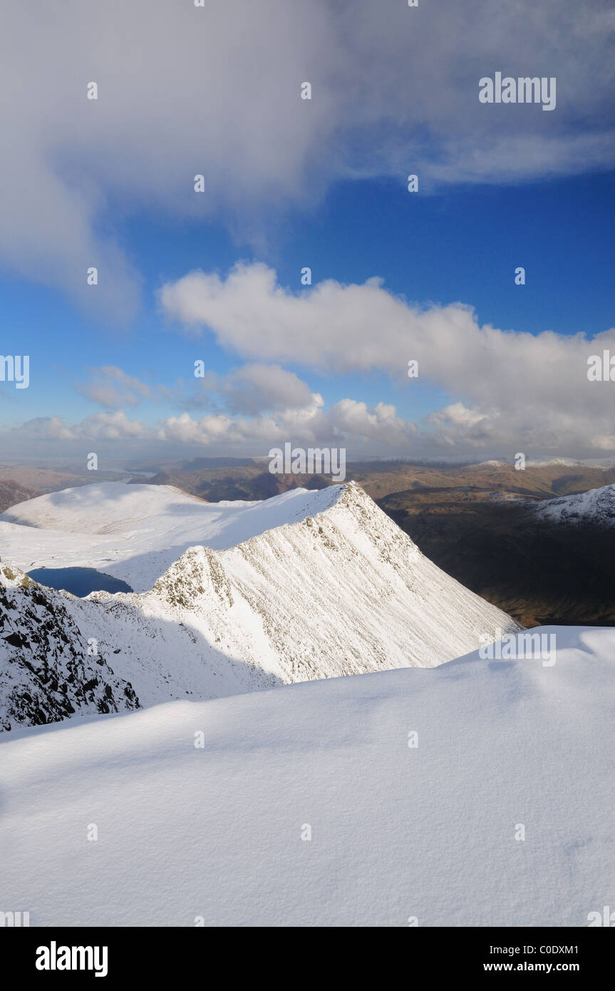 Blick über Striding Edge von Lakelandpoeten im Winter im englischen Lake District Stockfoto