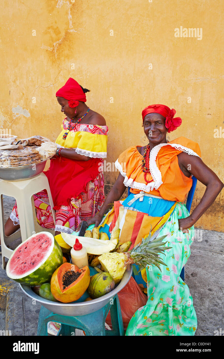 Kolumbianische Frauen mit Obst in Straße Cartagena Stockfoto