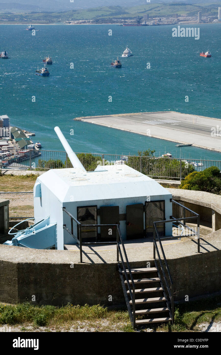 Historischen defensive britische / englische Artillerie / Kanone Kanone aus der Zeit des zweiten Weltkriegs / WW2 am Felsen von Gibraltar Stockfoto