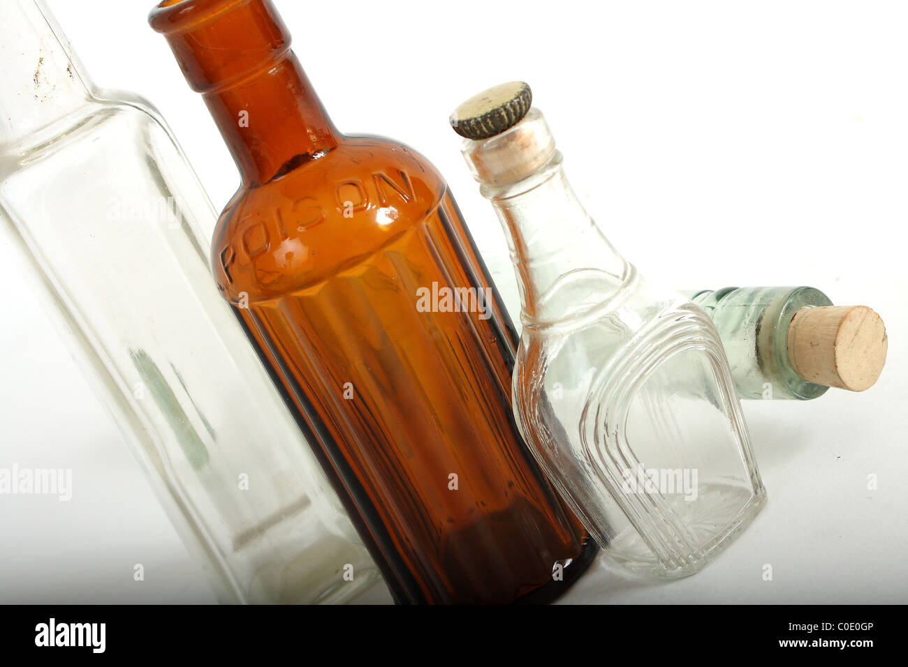 Eine Sammlung von alten Pharmaglas Flaschen inklusive einer authentischen vergiften Flasche von einem Apotheker Apotheke. Stockfoto