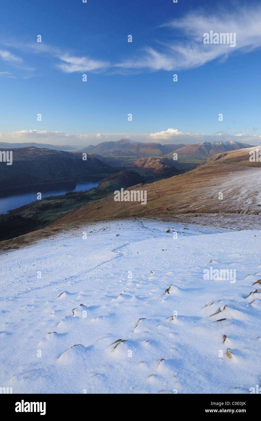 Blick in Richtung Skiddaw und Blencathra Thirlmere aus Browncove Klippen auf Lakelandpoeten im Winter im englischen Lake District Stockfoto