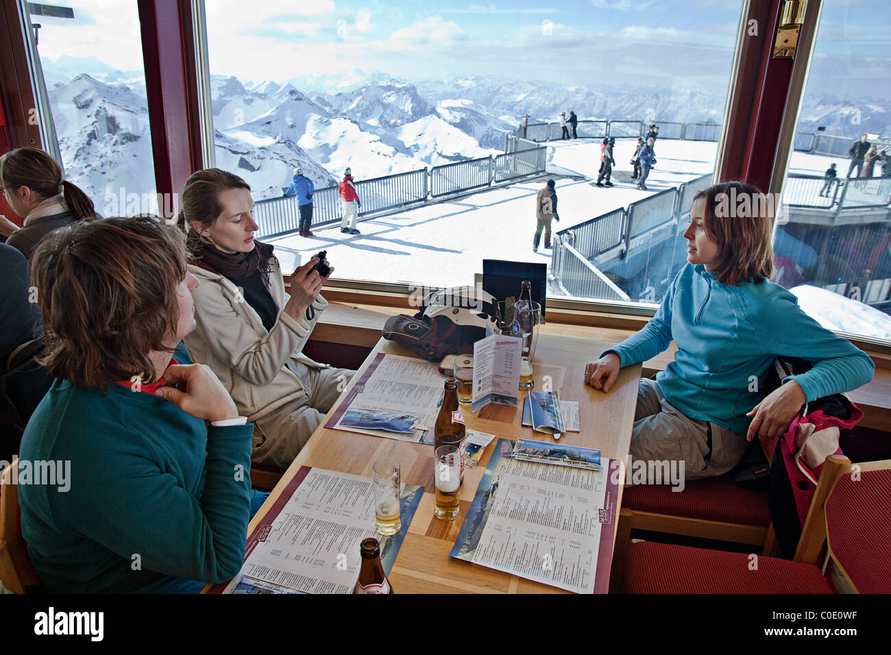 Touristen im Piz Gloria Drehrestaurant auf dem Schilthorn, Berner Oberland, Schweiz Stockfoto