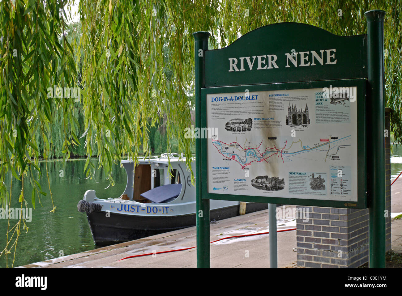 Informationszeichen neben dem Fluss Nene in Peterborough, Cambridgeshire, England Stockfoto