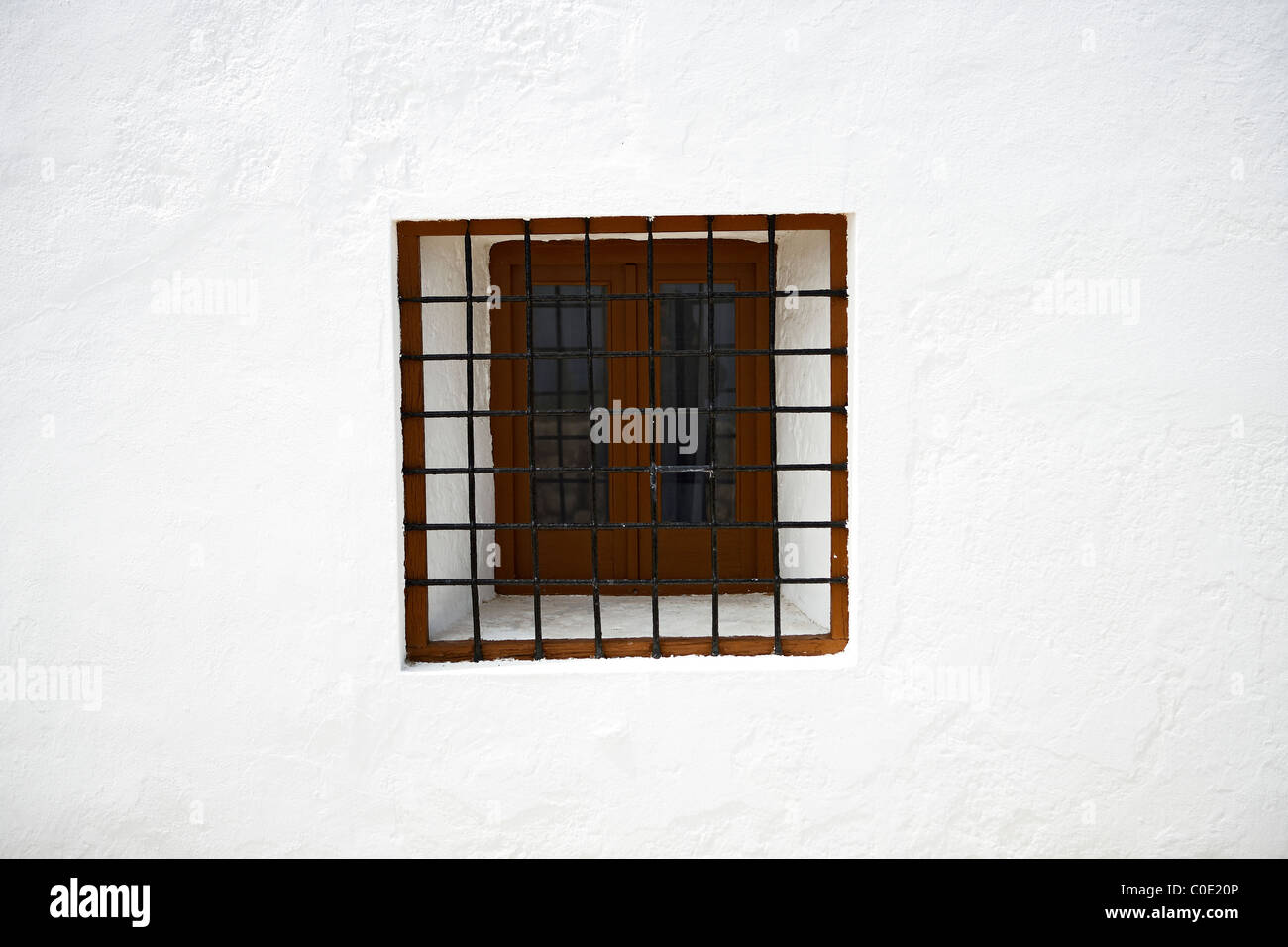 Fenster mit Gitter auf Ibiza. Spanien. Stockfoto