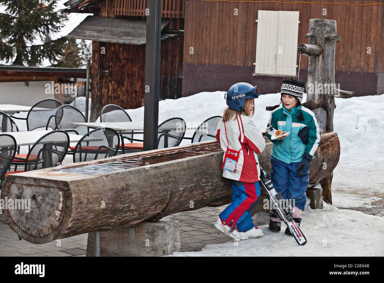 Kinder durch ein Trinkwasser klopfen, Mürren Berner Oberland, Schweiz Stockfoto