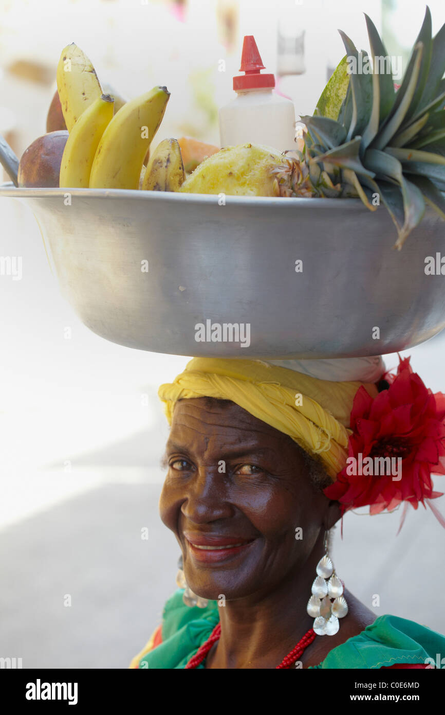 Kolumbianische Frau mit Obst in Straße Cartagena Stockfoto