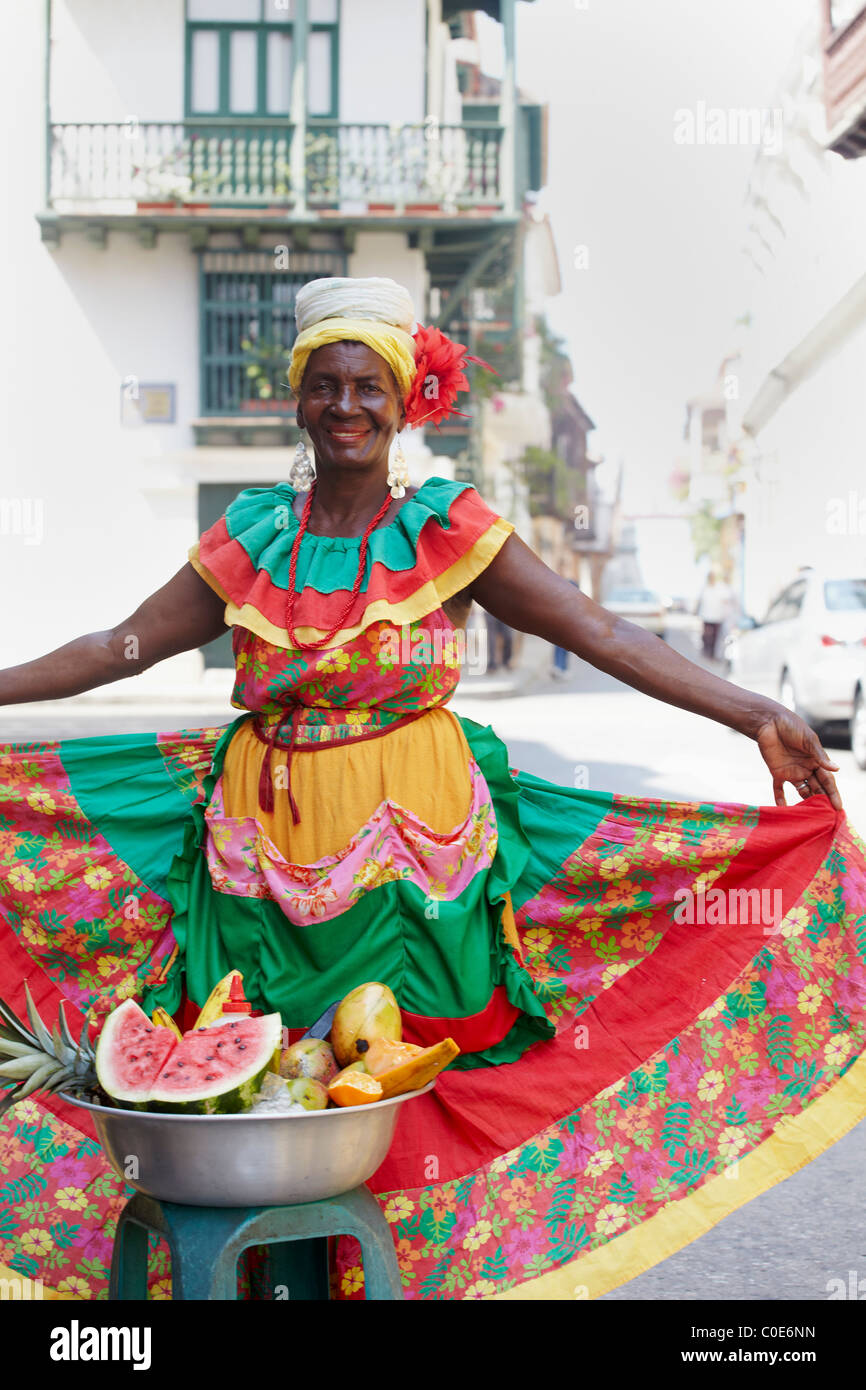 Kolumbianische Frau mit Obst in Straße Cartagena Stockfoto