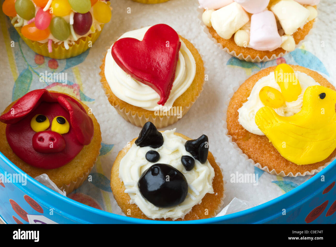 Eine Vielzahl von lebendigen Spaß Cup Kuchen in der Dose aufbewahrt. Stockfoto