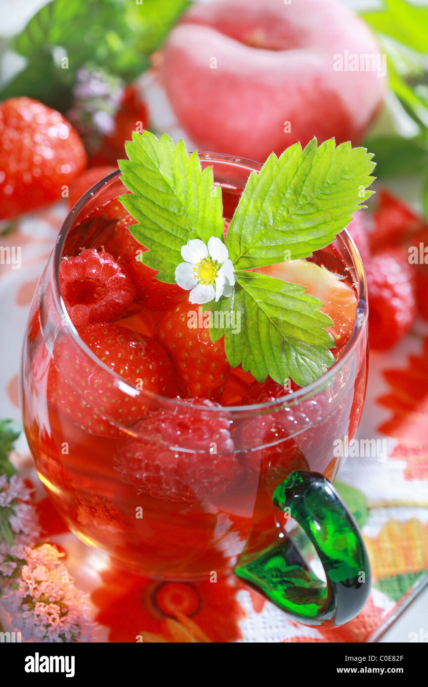 Erfrischende Sommer-Eistee mit Früchten und Kräutern Stockfoto